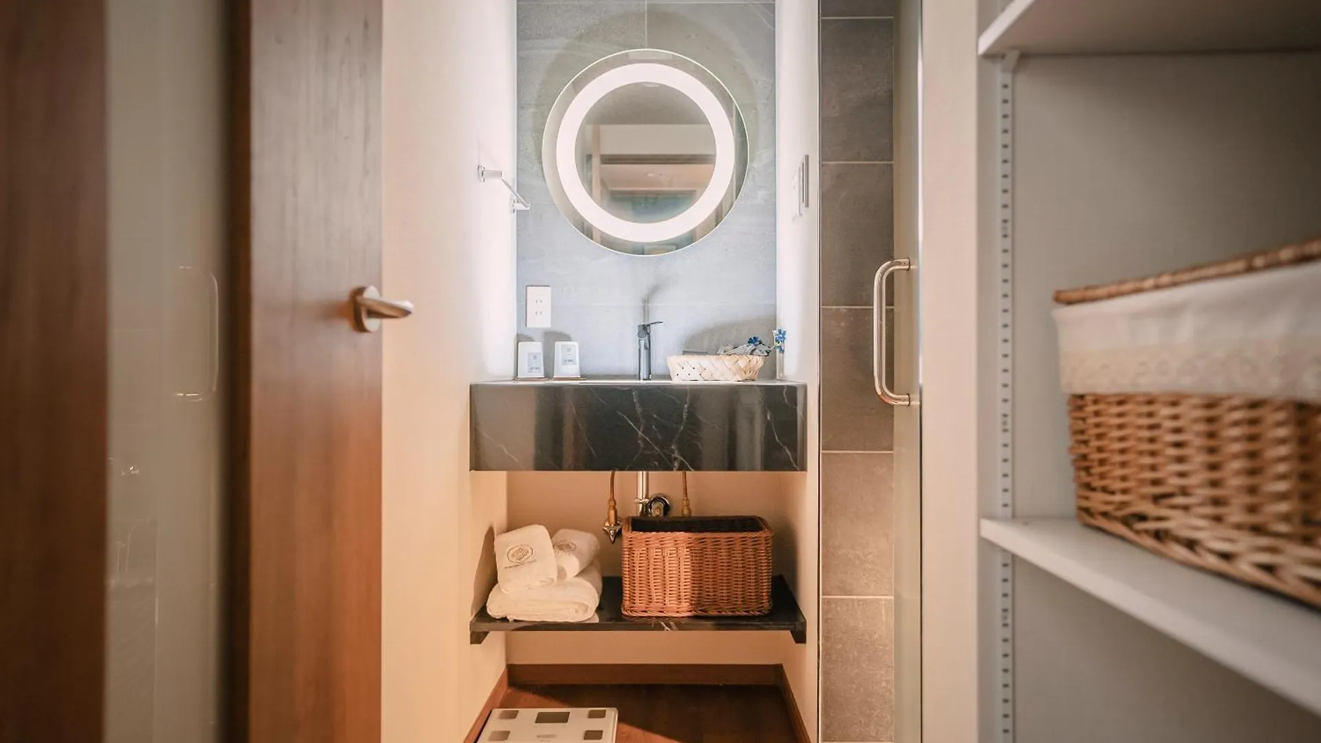 谷町君・星屋・朝霧 Villa Kyoto 0*,  Japan